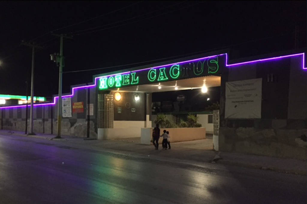 Sin vida. El cuerpo de la víctima fue encontrado tendido sobre la cama de la habitación número 41 del motel de paso. (EL SIGLO DE TORREÓN)
