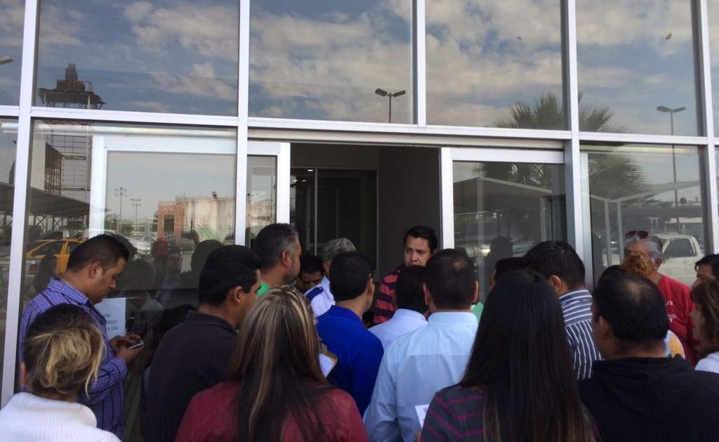 En Torreón, los módulos ubicados en la delegación de Transporte del Estado y en el edificio de la Recaudación de Rentas, no cuentan con el personal ni el equipo necesario para la impresión del plástico ni las cámaras especiales. (MARIO HERNÁNDEZ SOSA)