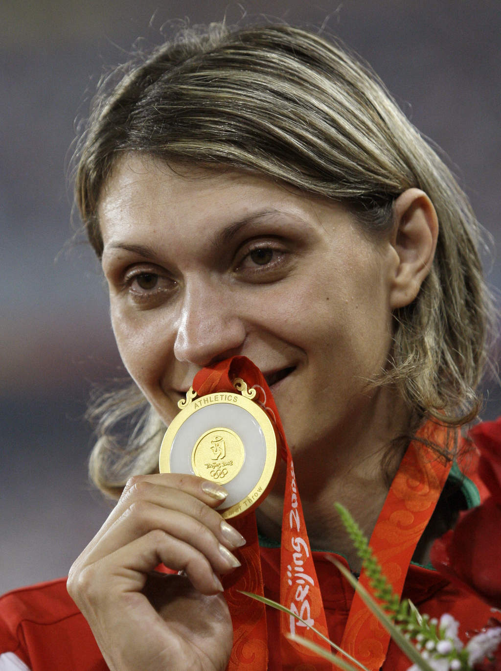 Aksana Miankova ganó la medalla de oro en lanzamiento de martillo en Pekín 2008. (Archivo)