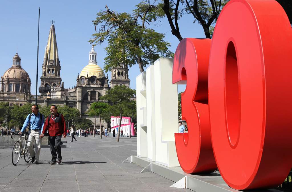 Los stand de las cerca de dos mil editoriales, esparcidas en 34 mil metros cuadrados de feria que estarán presentes, trabajan de manera apresurada para ofrecer más de 400 mil títulos en 23 lenguas distintas. (EFE)