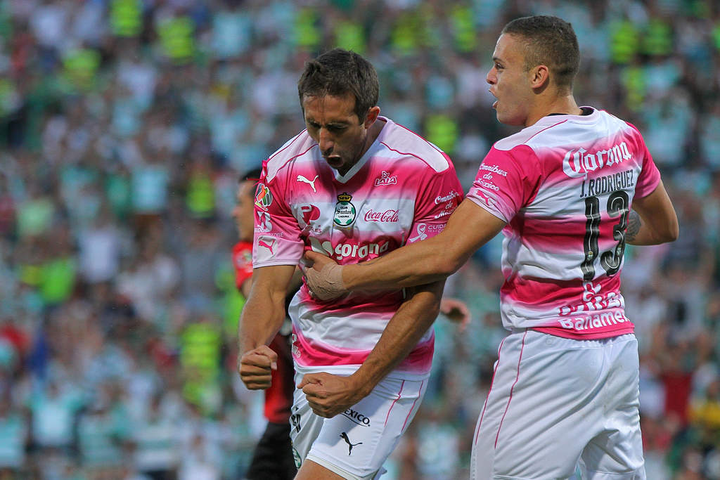 Carlos Izquierdoz (i) y Jonathan Rodríguez fueron los goleadores del equipo en el torneo Apertura 2016. Cada uno anotó seis tantos para la causa de los Guerreros. (Fotografías de Jam Media y archivo)