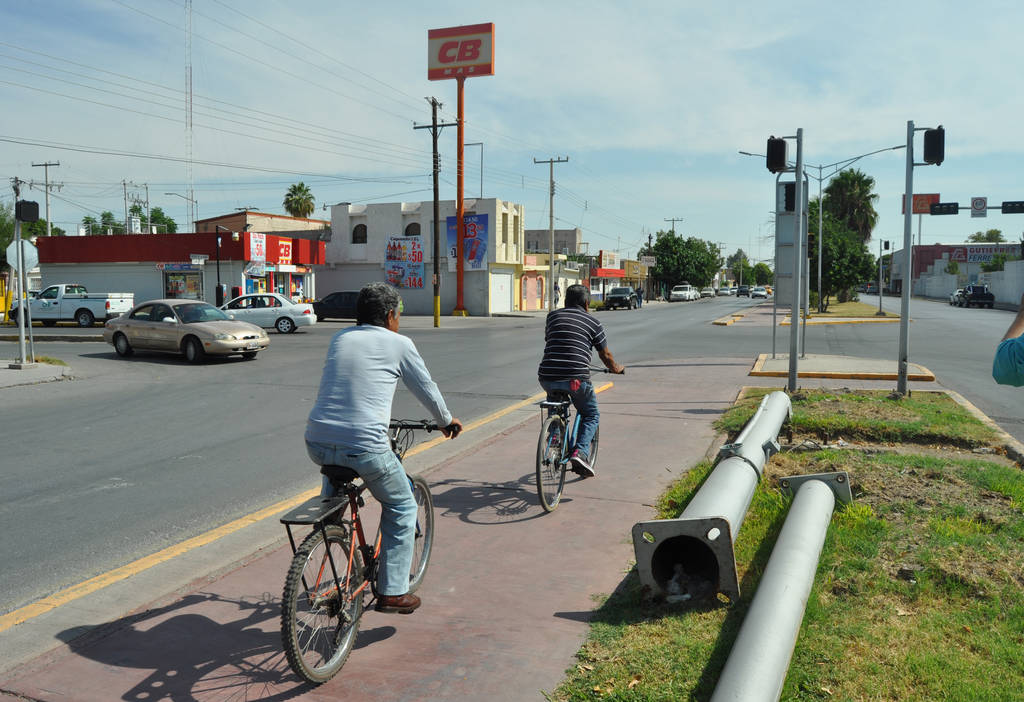 Ciclovías. La ciclovía del bulevar Constitución (en la imagen) se localiza entre el camellón central de esta vialidad; ciclistas y peatones hacen uso de ella. (ARCHIVO)