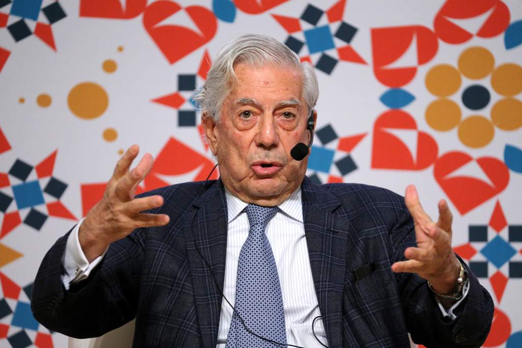 'Creo que la diferencia entre pornografía y erotismo es una diferencia fundamentalmente estética', dijo Vargas Llosa el domingo en una conferencia de prensa en la Feria Internacional del Libro de Guadalajara. (EFE)