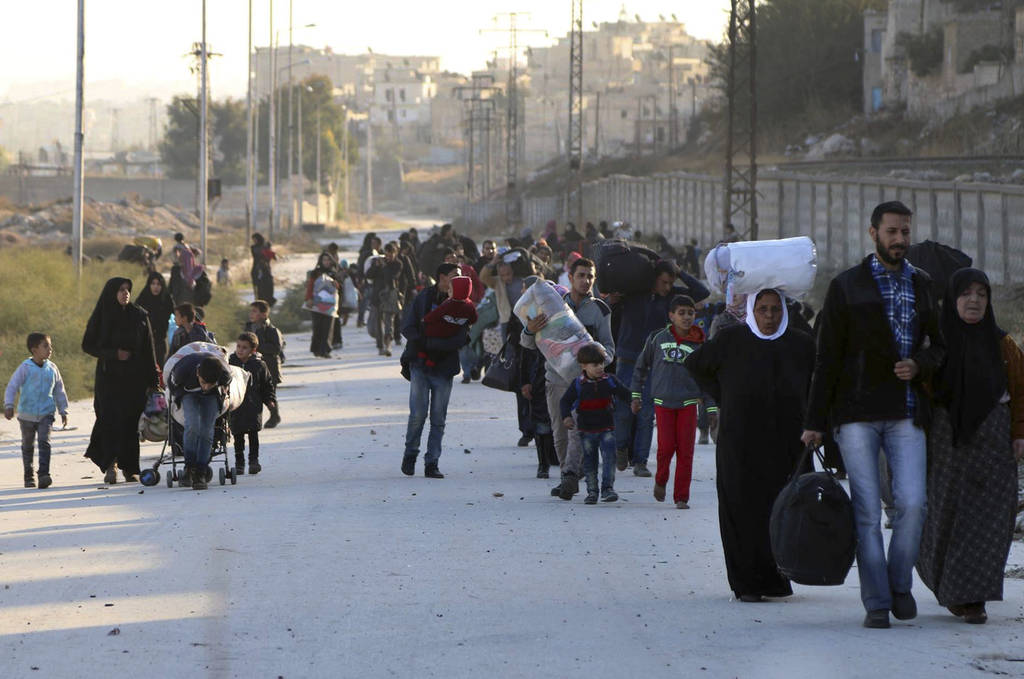 A la deriva. Cientos de habitantes de Alepo se han desplazado de las zonas debido al peligro de los ataques.