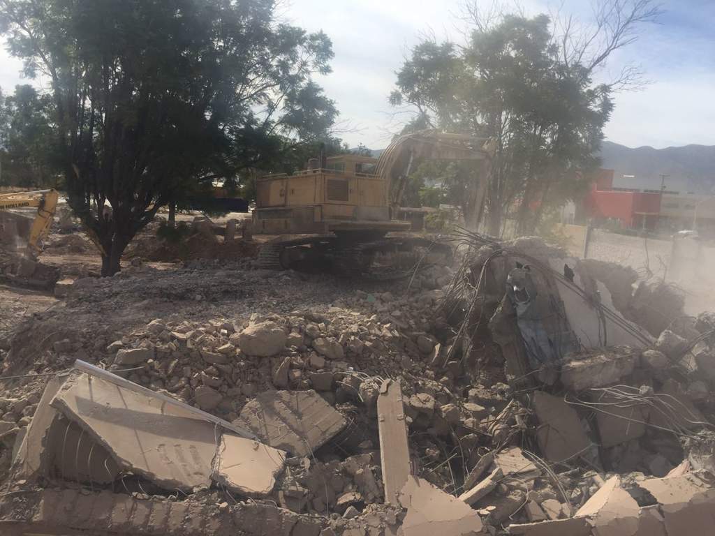 La demolición de las antiguas instalaciones de PVC han avanzado hasta el frente. (RAMÓN SOTOMAYOR) 