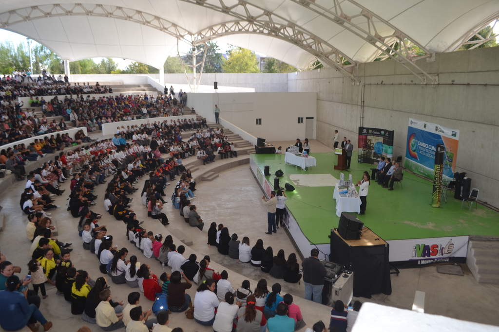 Durante la clausura que se llevó a cabo en el Bosque Urbano de Torreón se entregaron algunos obsequios a estudiantes de kinder, primaria, secundaria y preparatoria. (EL SIGLO DE TORREÓN)
