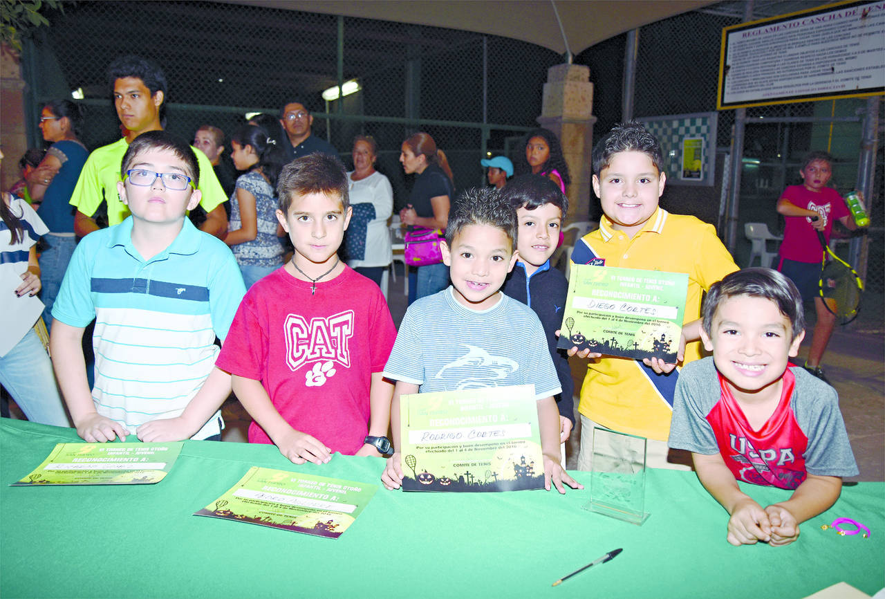 Participan en torneo de tenis.