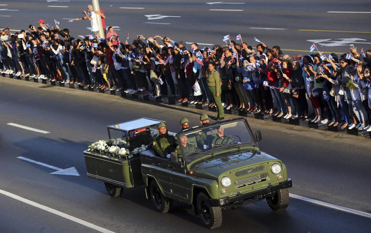 Las cenizas del fallecido líder cubano Fidel Castro partieron de la Plaza de la Revolución en una caravana hacia Santiago de Cuba. (EFE) 