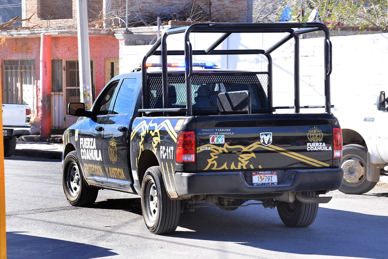 Al lugar arribaron agentes de la Fuerza Coahuila y Policía Municipal, ubicaron una camioneta marca Volkswagen, tipo pick up a un lado del camino y con las luces intermitentes encendidas. (ARCHIVO) 