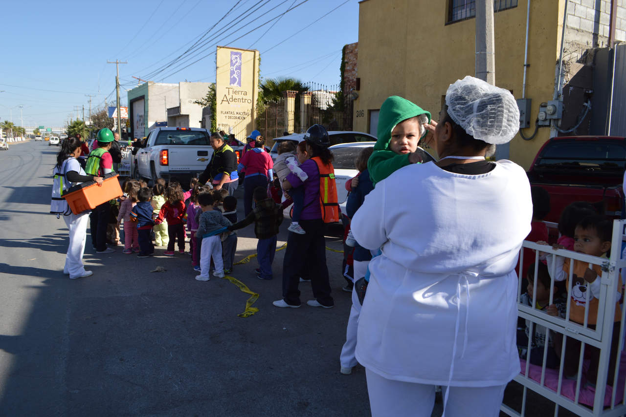Ensayan ‘rescate’. Los menores fueron evacuados del edificio de la guardería “El Porvenir”, sobre bulevar El Tajito. (EL SIGLO DE TORREÓN) 