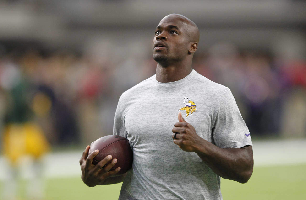 No se sabe si el corredor estelar Adrian Peterson volverá a jugar en esta temporada con los Vikings de Minnesota. (Archivo)