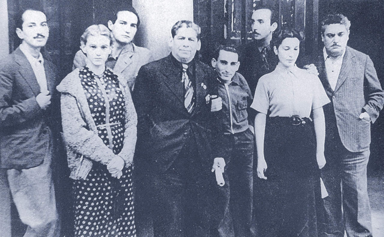 Elena Garro y Octavio Paz entre un grupo de artistas e intelectuales mexicanos en el Teatro Español de la Plaza Santa Ana (Madrid, 1937). Foto: FCE/UNAM