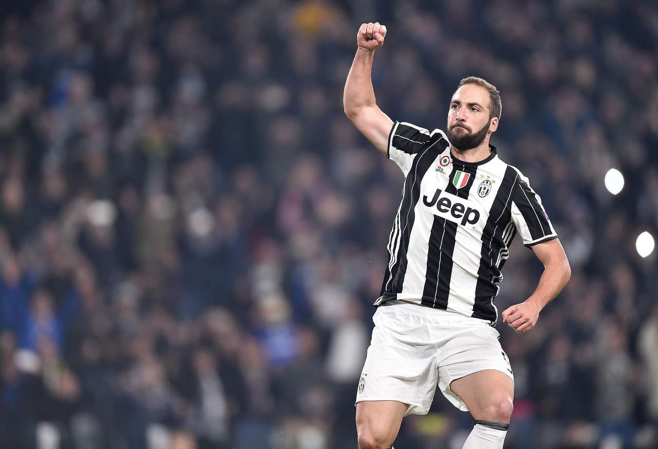 De acuerdo con un diario italiano, Higuaín declaró: “Fue un verano difícil, me masacraron. Decían que estaba mal y muchas cosas negativas pero cuando marqué mi primer gol para todos estaba en gran forma”. (ARCHIVO)