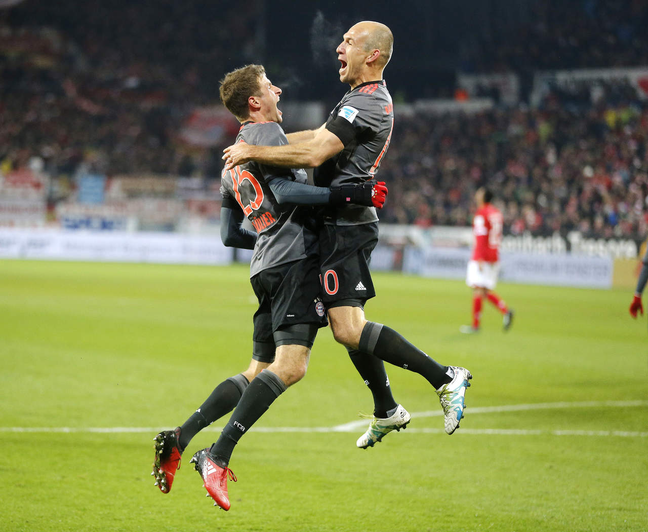 Robert Lewandowski (i) y Arjen Robben anotaron los goles del Bayern Múnich. (AP)