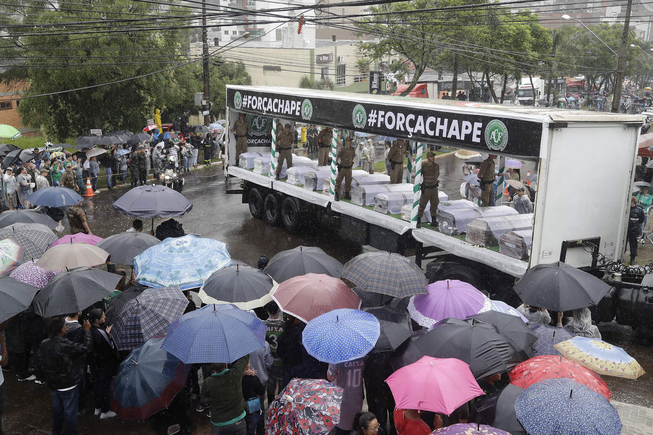 Pese a la lluvia que caía sobre la ciudad desde el comienzo de este día gris en Chapecó, los aficionados del 'Huracán del Oeste' quisieron mostrar su respeto por los nuevos héroes de la ciudad. (AP) 

