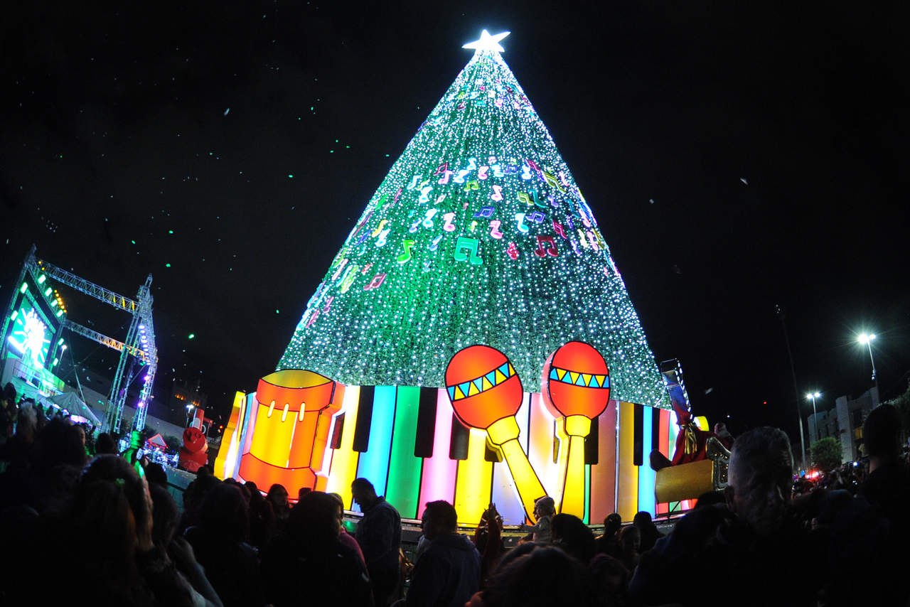 La Plaza Mayor se llenó de luz y color con el encendido del pino navideño. (EL SIGLO DE TORREÓN)