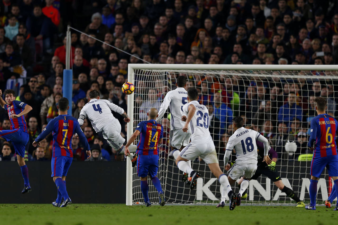 Sergio Ramos se elevó para conectar de cabeza y marcar el gol del empate en los momentos finales del juego. (AP)