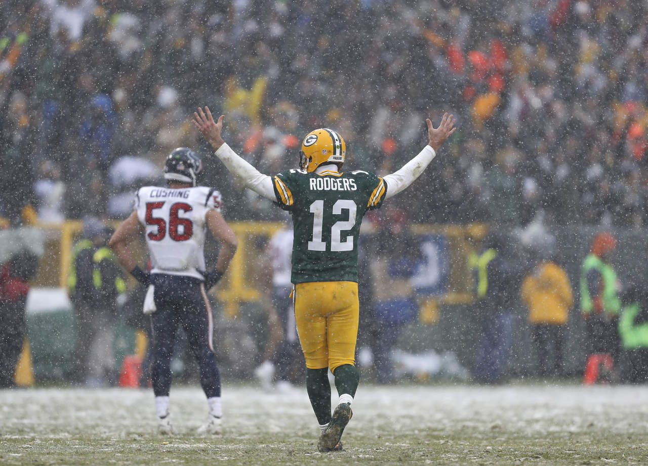 Bajo la nieve, los Packers derrotaron 21-13 a los Texans de Houston. (AP)