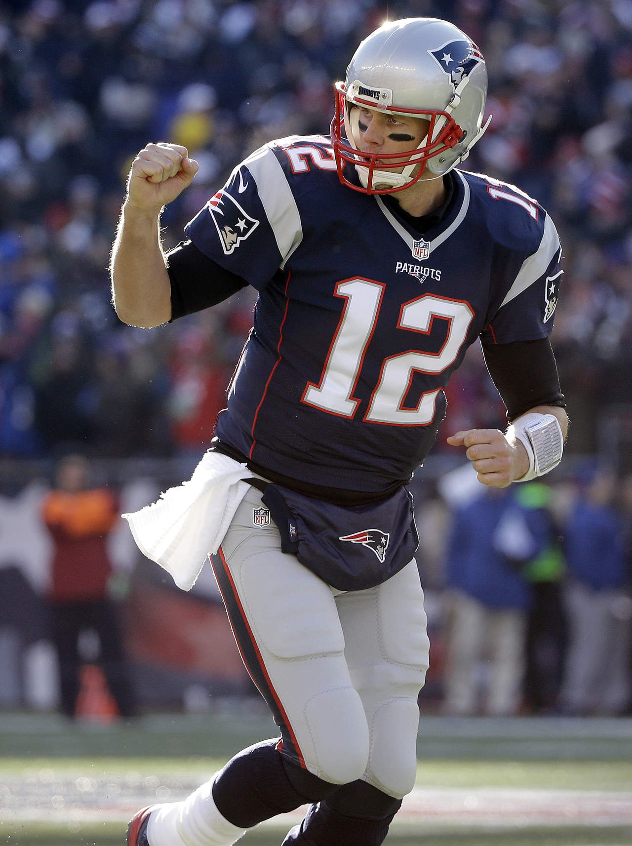 Tom Brady lanzó para 269 yardas y tuvo un pase de anotación en el triunfo de Patriots 26-10 sobre Rams. 