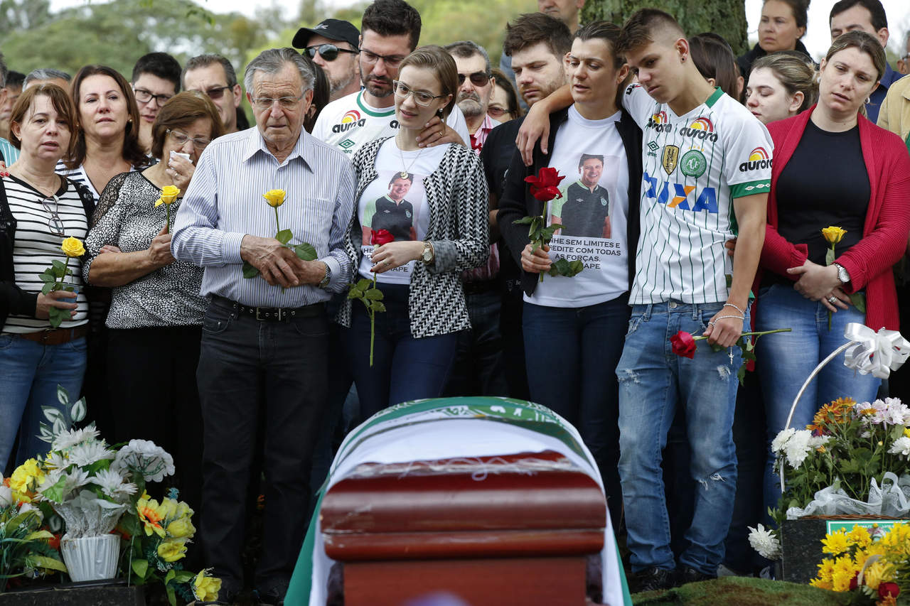 Familiares, amigos e hinchas en el funeral de presidente del club brasileño Chapecoense, Sandro Luiz. (EFE)