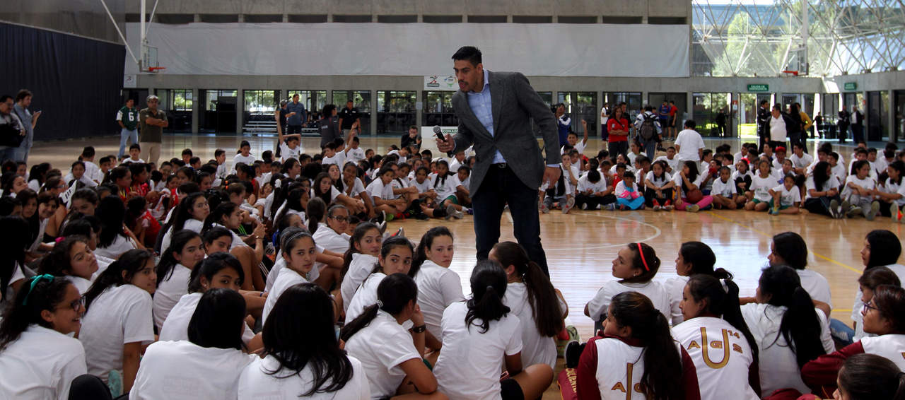 Gustavo Ayón ofreció una clínica a 700 niños y jóvenes del Centro Nacional de Desarrollo de Talentos Deportivos (Cenar). (Notimex)
