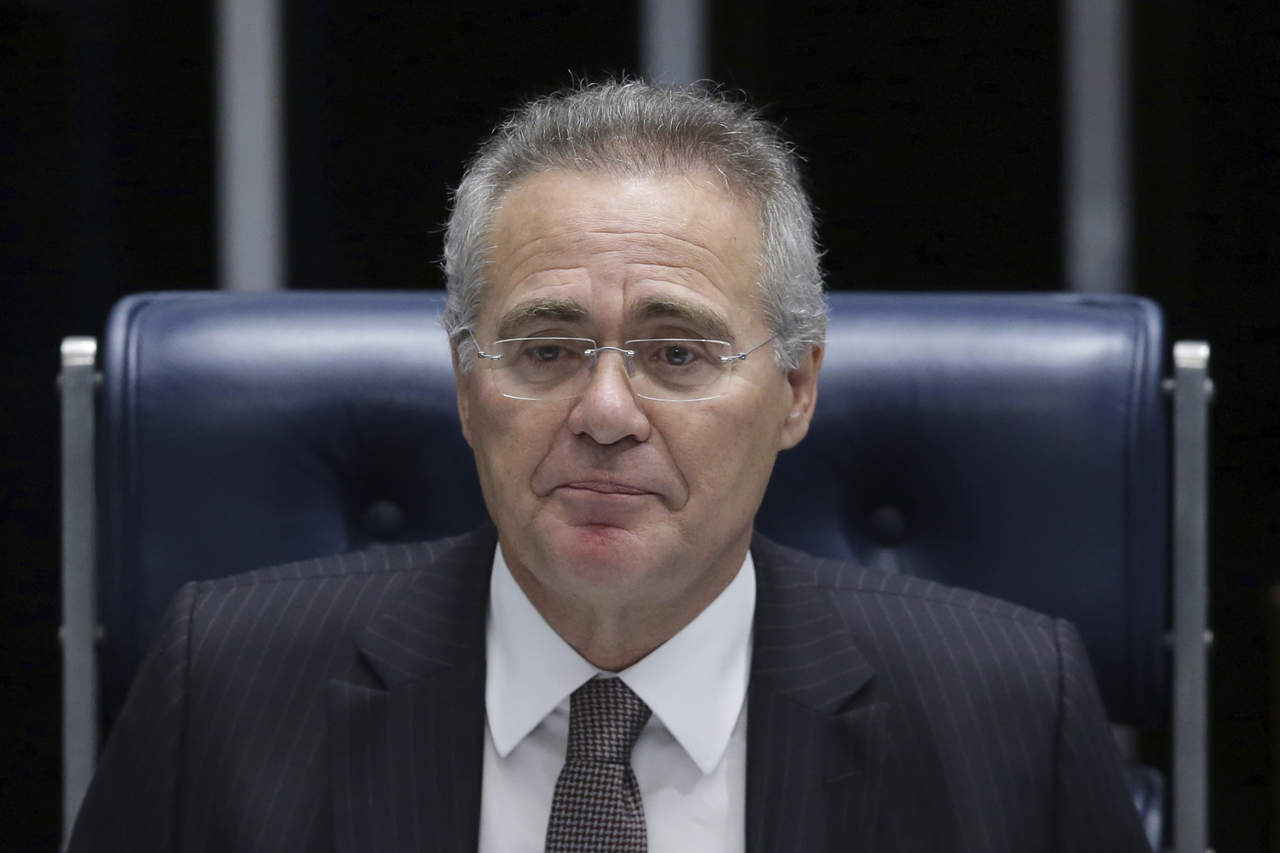 Calheiros, como líder de la Cámara Alta, era el tercero en la línea de poder en Brasil, pero la apertura de una investigación en el STF contra él por malversación de fondos la semana pasada le puede costar el cargo. (ARCHIVO)