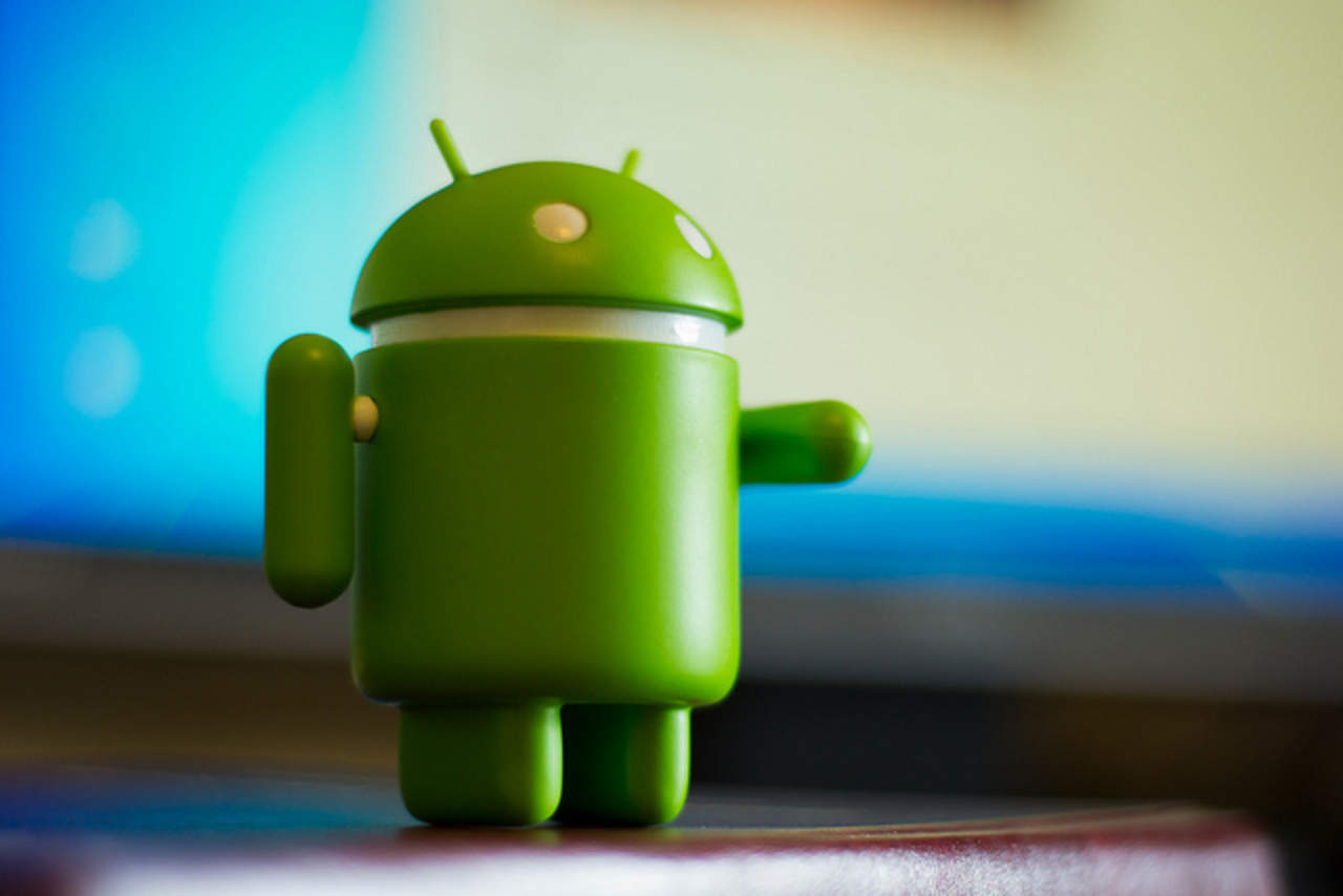 Android es un sistema operativo inicialmente pensado para teléfonos móviles, al igual que iOS, Symbian y Blackberry. (ARCHIVO)