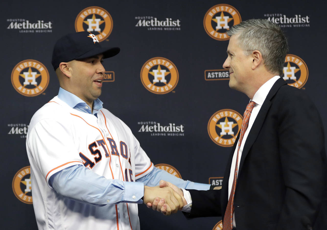 Carlos Beltrán fue presentado con los Astros de Houston, ganará 16 millones en la siguiente temporada. (AP)