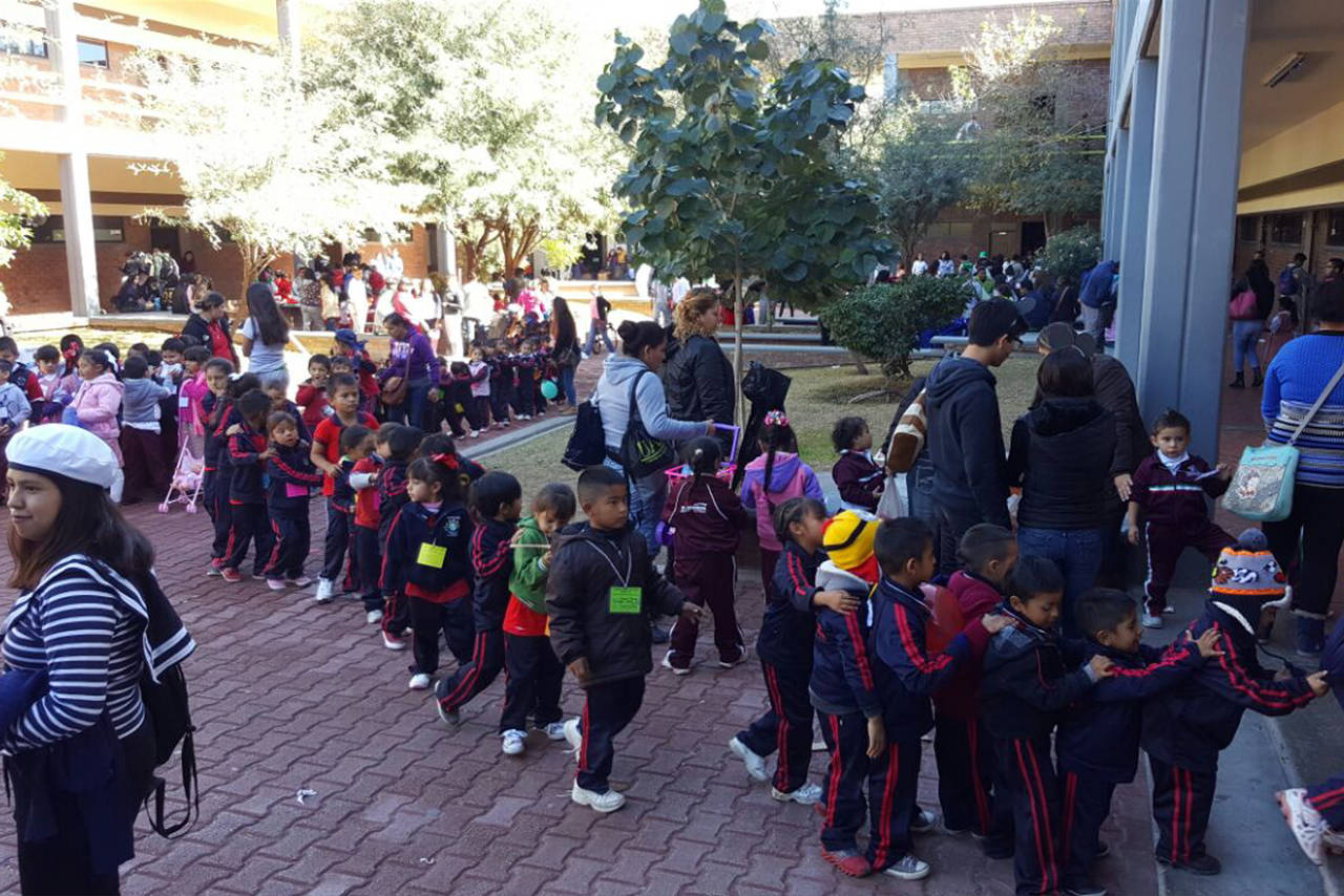 De fiesta. Con un desayuno, regalos y una piñata, la Universidad Autónoma de La Laguna recibió a los niños y niñas de Kínder. (ANGÉLICA SANDOVAL)