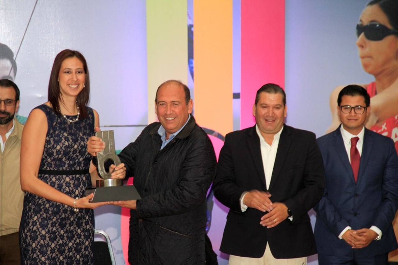 La voleibolista torreonense Bibiana Candelas recibió la presea 'Fuerza Coahuila' que reconoce las carreras de deportistas profesionales. Reconocen a laguneros con Premio Estatal del Deporte