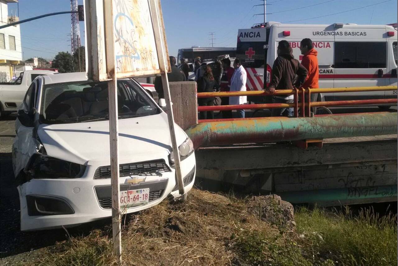 Choque. Participan dos autos particulares y un camión de Sideapa en carambola, no se reportaron lesionados.  