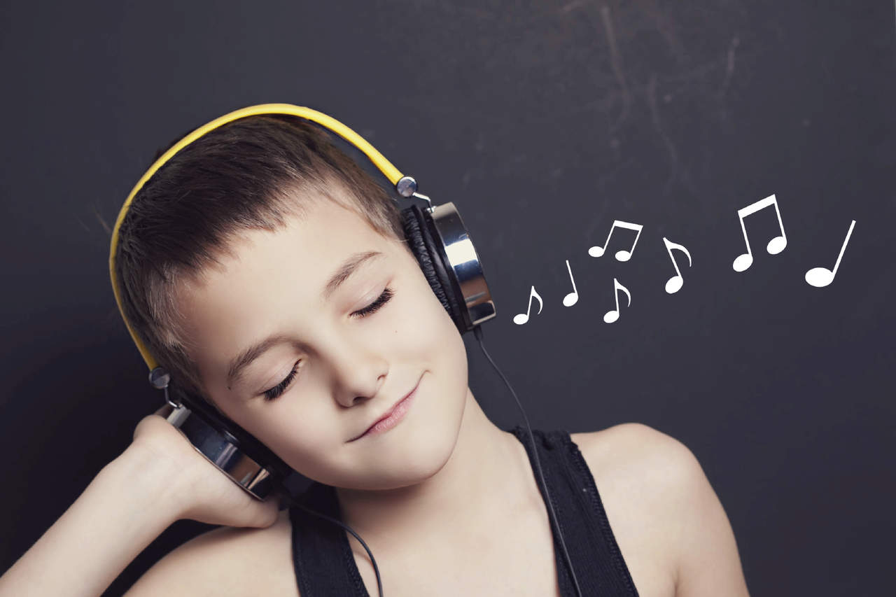 Se recomienda que los auriculares de los niños se mantengan a un volumen del 60%. (INTERNET)