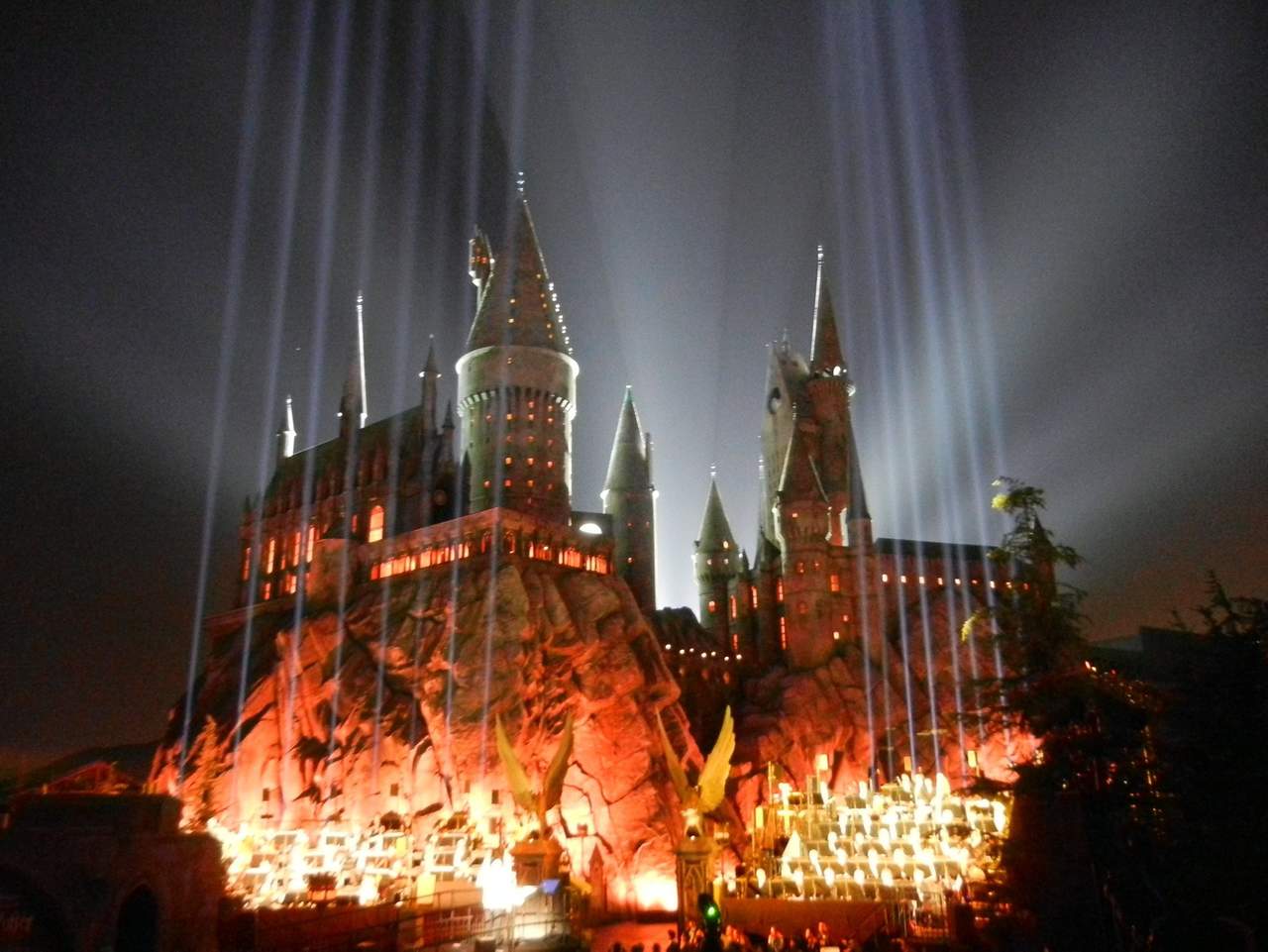 Toda la atracción de Harry Potter tuvo un costo de 500 millones de dólares y ocupa el mismo sitio en donde años atrás existió el anfiteatro de los Estudios Universal.