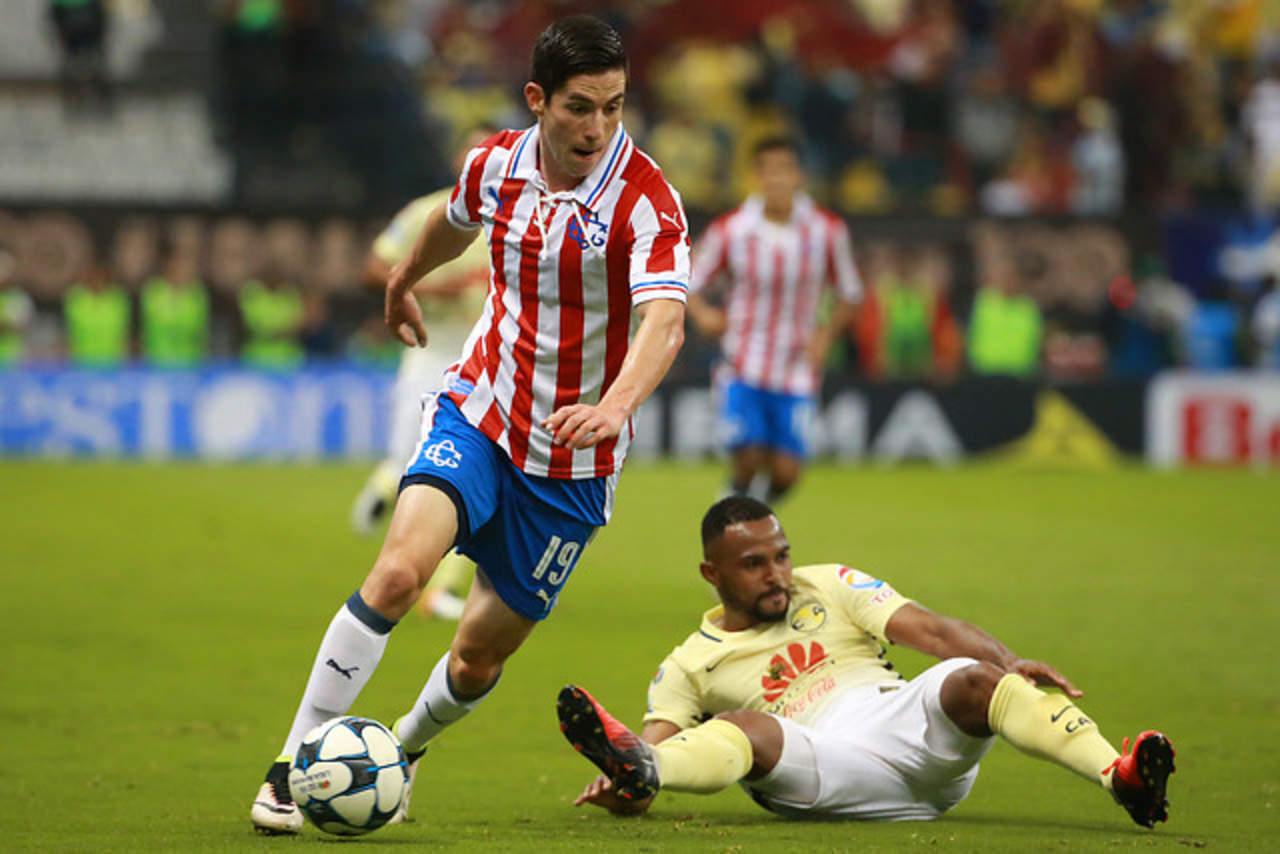 El atacante participó con las Chivas de Guadalajara en el Apertura 2016, en el cual estuvo en 11 encuentros, acumuló 497 minutos y marcó dos anotaciones. (ARCHIVO)