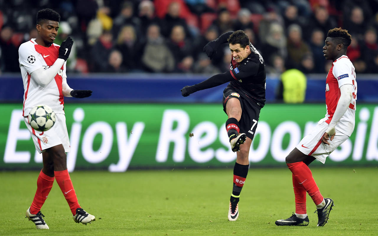 El delantero mexicano estuvo muy participativo en el partido, pero no pudo marcar en la goleada del Leverkusen 3-0 ante Mónaco. (AP)