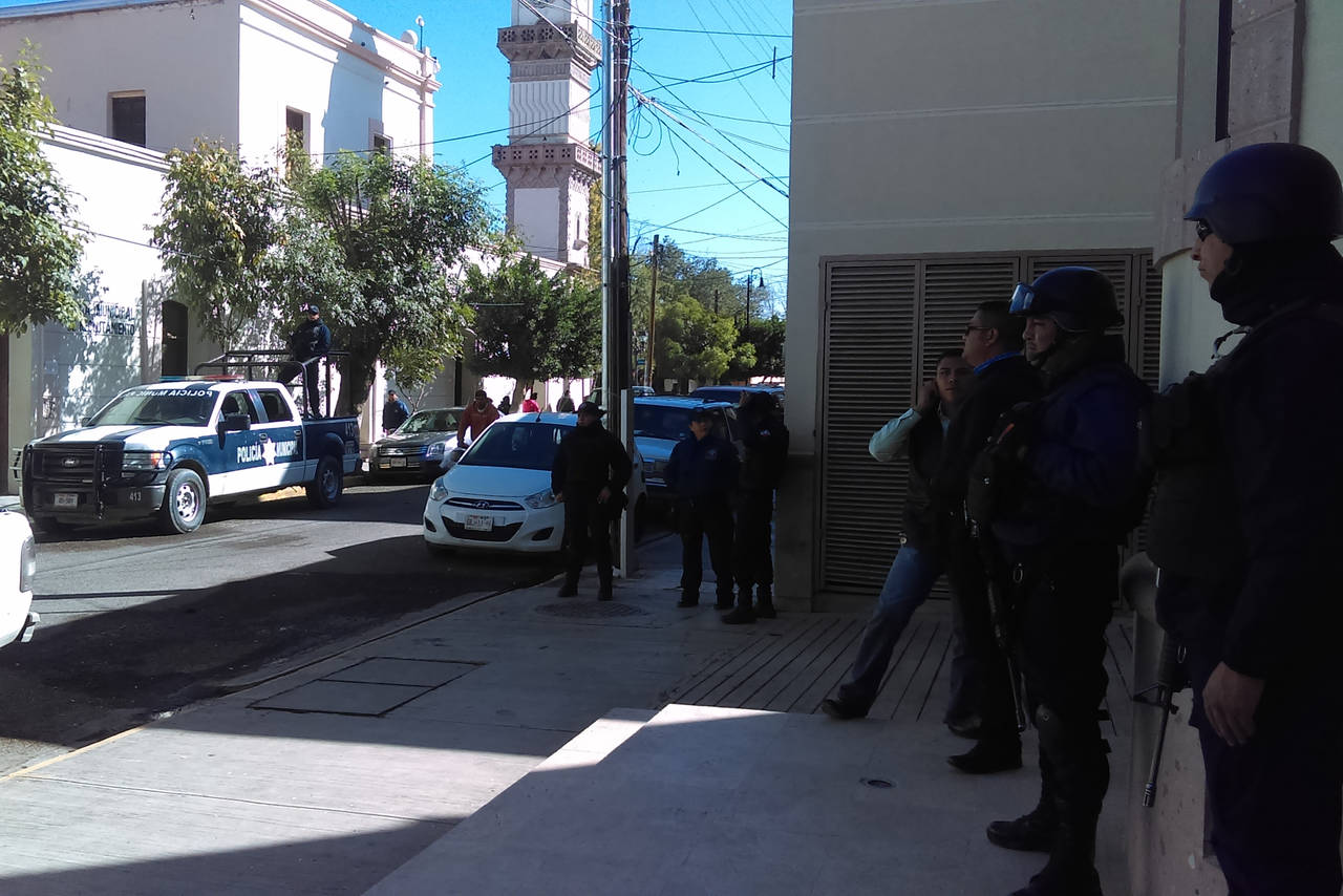 Policías. La alcaldesa María Luisa González Achem, busca tener mas policías municipales y también elementos de Tránsito. 