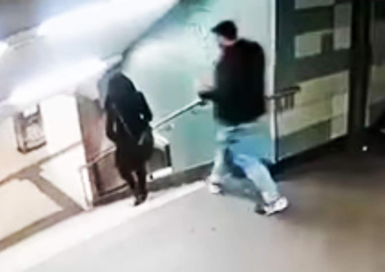 La salvaje agresión fue captada a detalle por las cámaras de seguridad del metro de Berlín. (YOUTUBE)