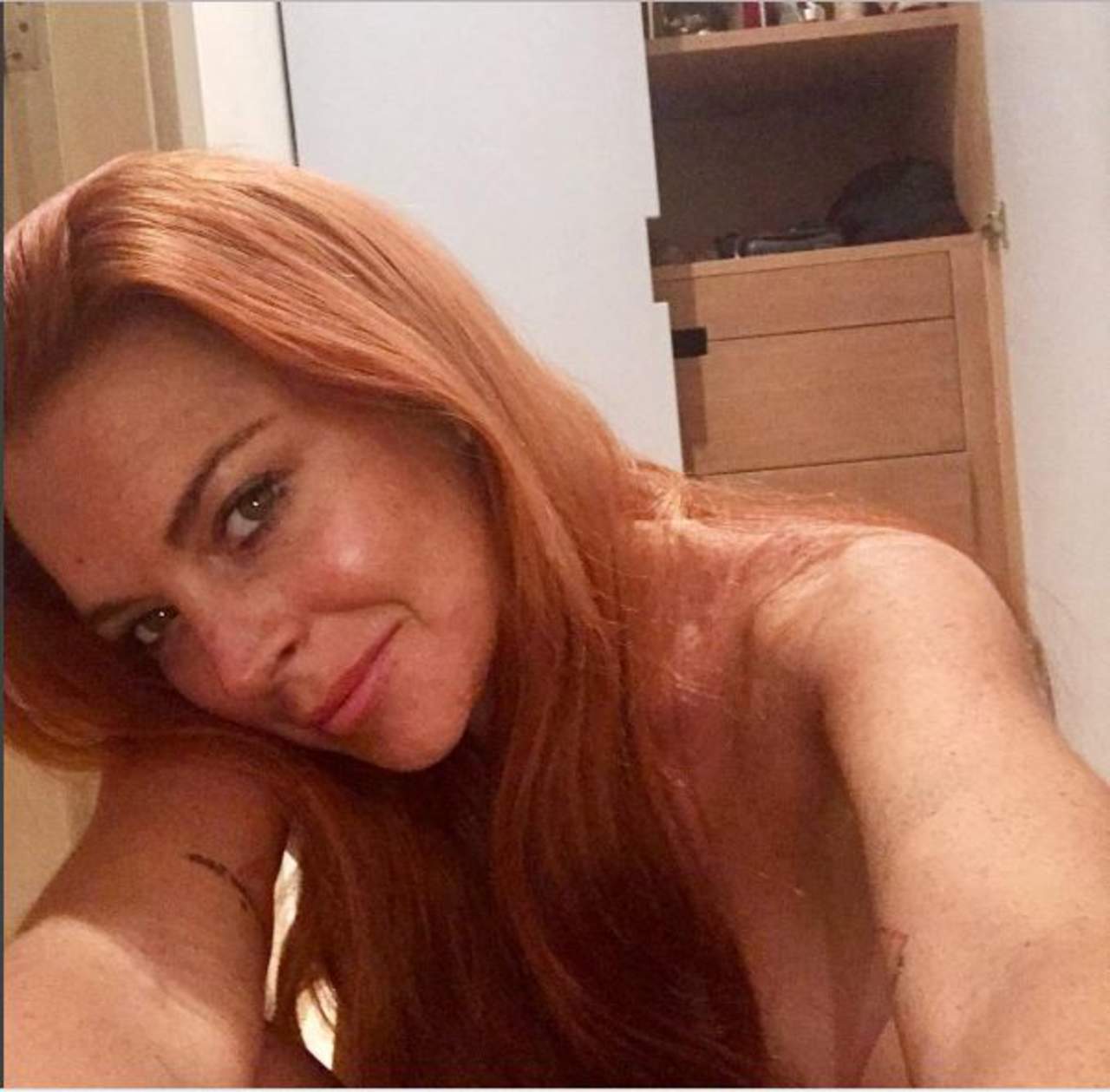 La actriz Lindsay Lohan se sinceró con sus seguidores sobre los estragos que el tiempo ha hecho en su cuerpo. (INSTAGRAM)