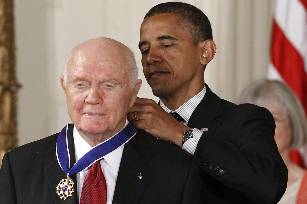 Glenn fue condecorado por el presidente Obama con la Medalla de la Libertad en 2012. (ARCHIVO)