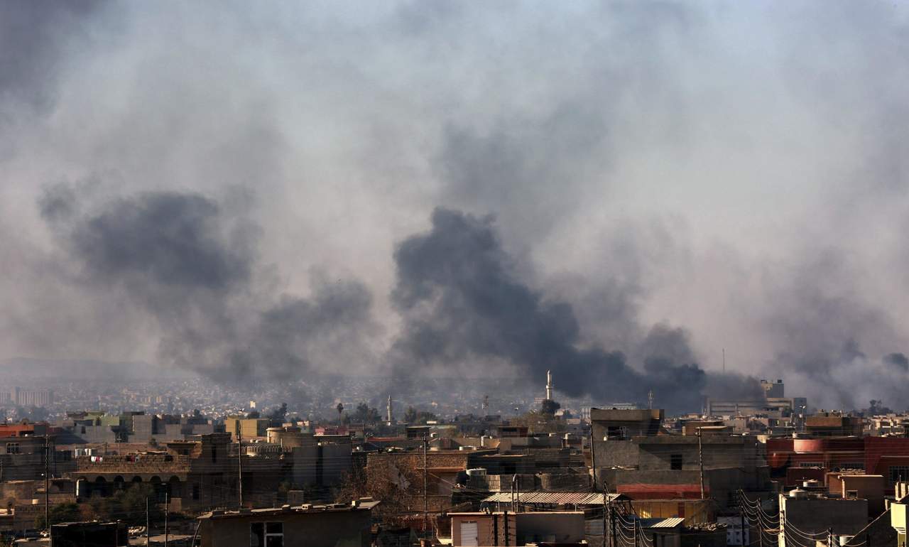 Decenas de yihadistas resultaron heridos en el bombardeo y el edificio resultó totalmente destruido, así como varios vehículos militares del EI