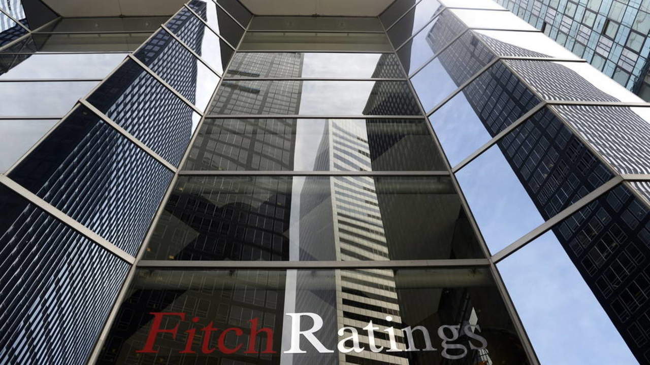 Fitch Ratings se une a Moody's y Standard and Poor's que también tienen la perspectiva de México en negativa. (ARCHIVO)