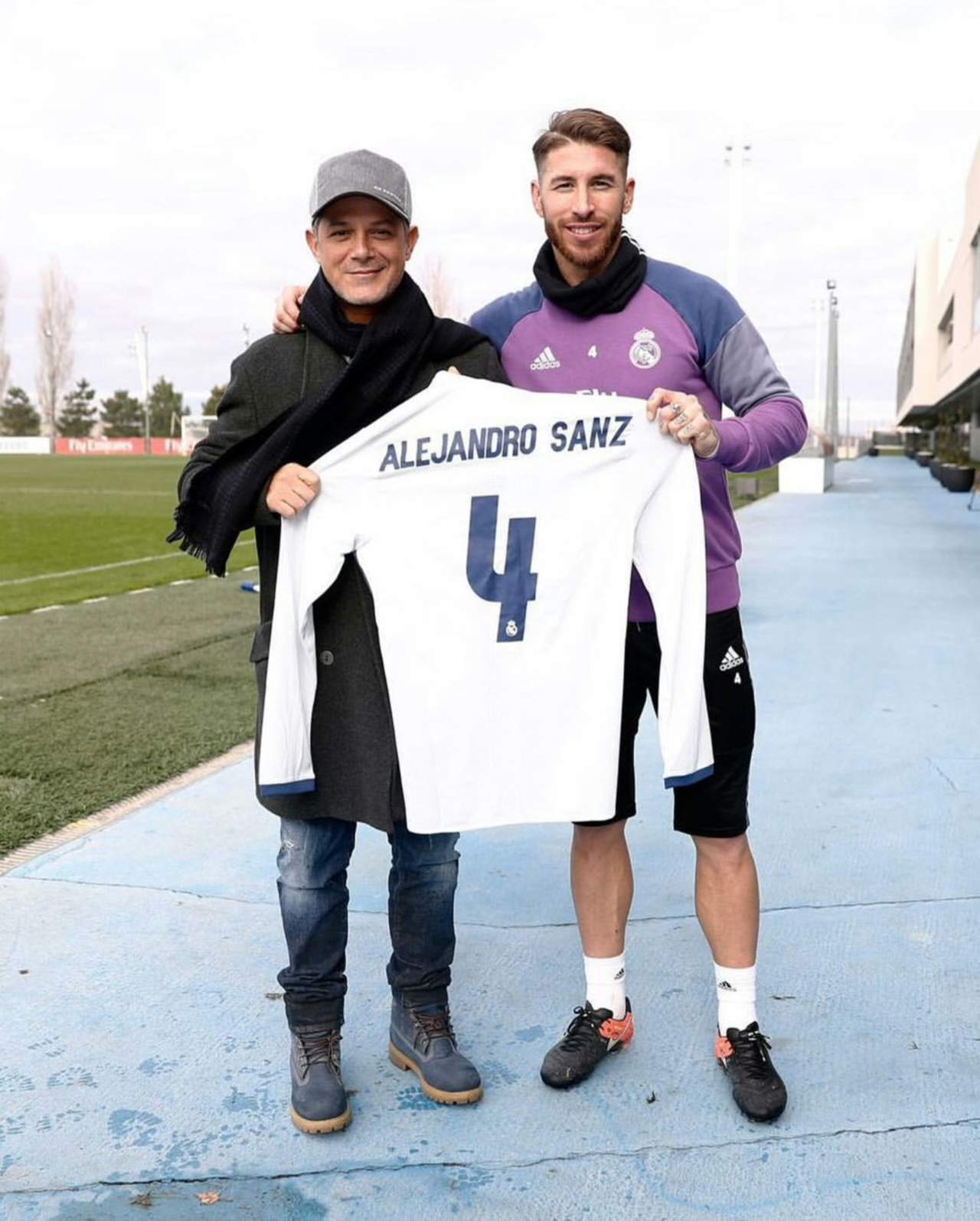 El capitán de Real Madrid, Sergio Ramos, le obsequió una playera al cantante. (TWITTER)