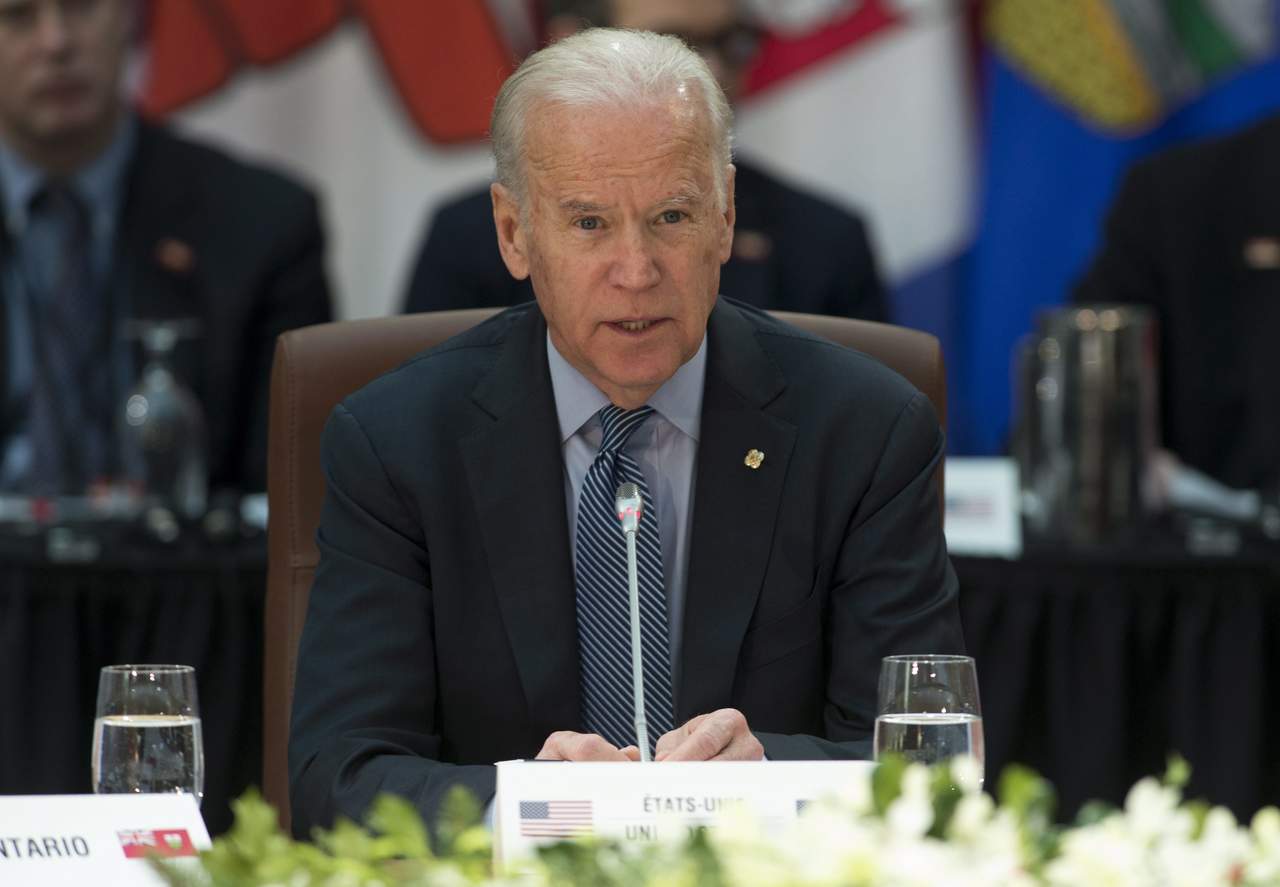 En su segundo y último día de visita, Biden participó en la reunión que sostuvo su anfitrión, el primer ministro de Canadá, Justin Trudeau, con los gobernadores de las 10 provincias y tres territorios indígenas del país. (AP)