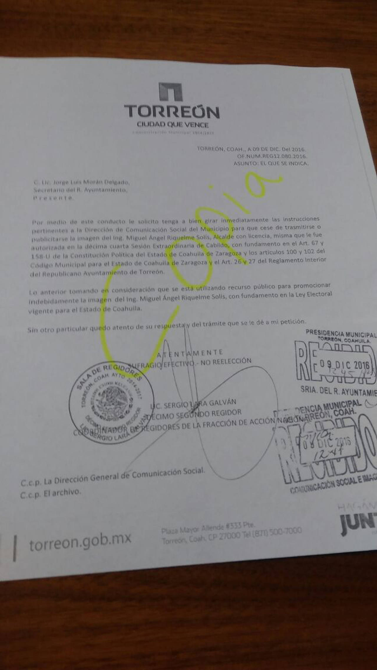 Oficio. La solicitud fue presentada ayer por el coordinador de los regidores del PAN ante la Secretaría del Ayuntamiento. (FABIOLA P. CANEDO)