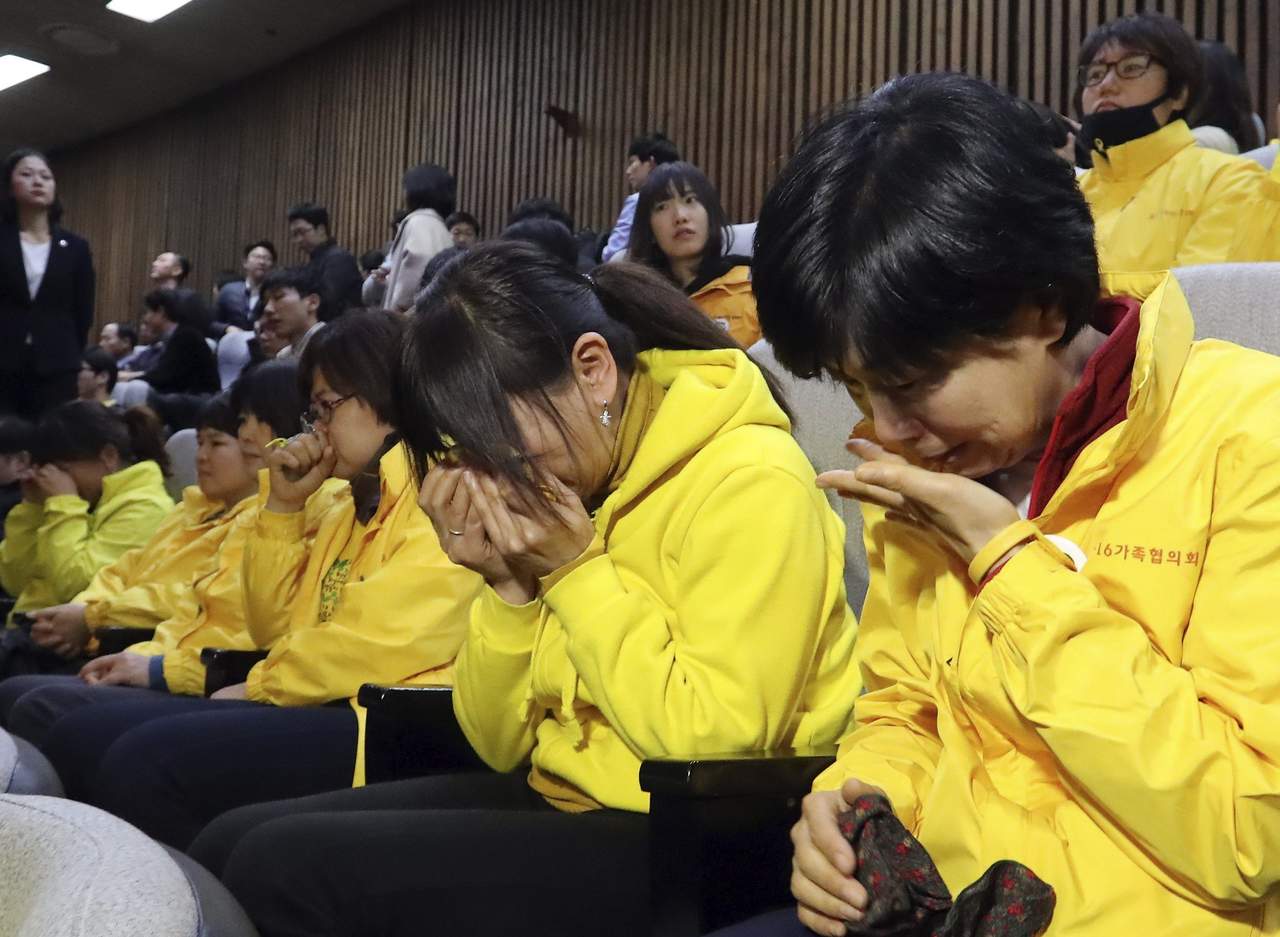 Lágrimas. Familiares de las víctimas del naufragio del ferry Sewol lloran tras la aprobación de la propuesta de destitución de Park.