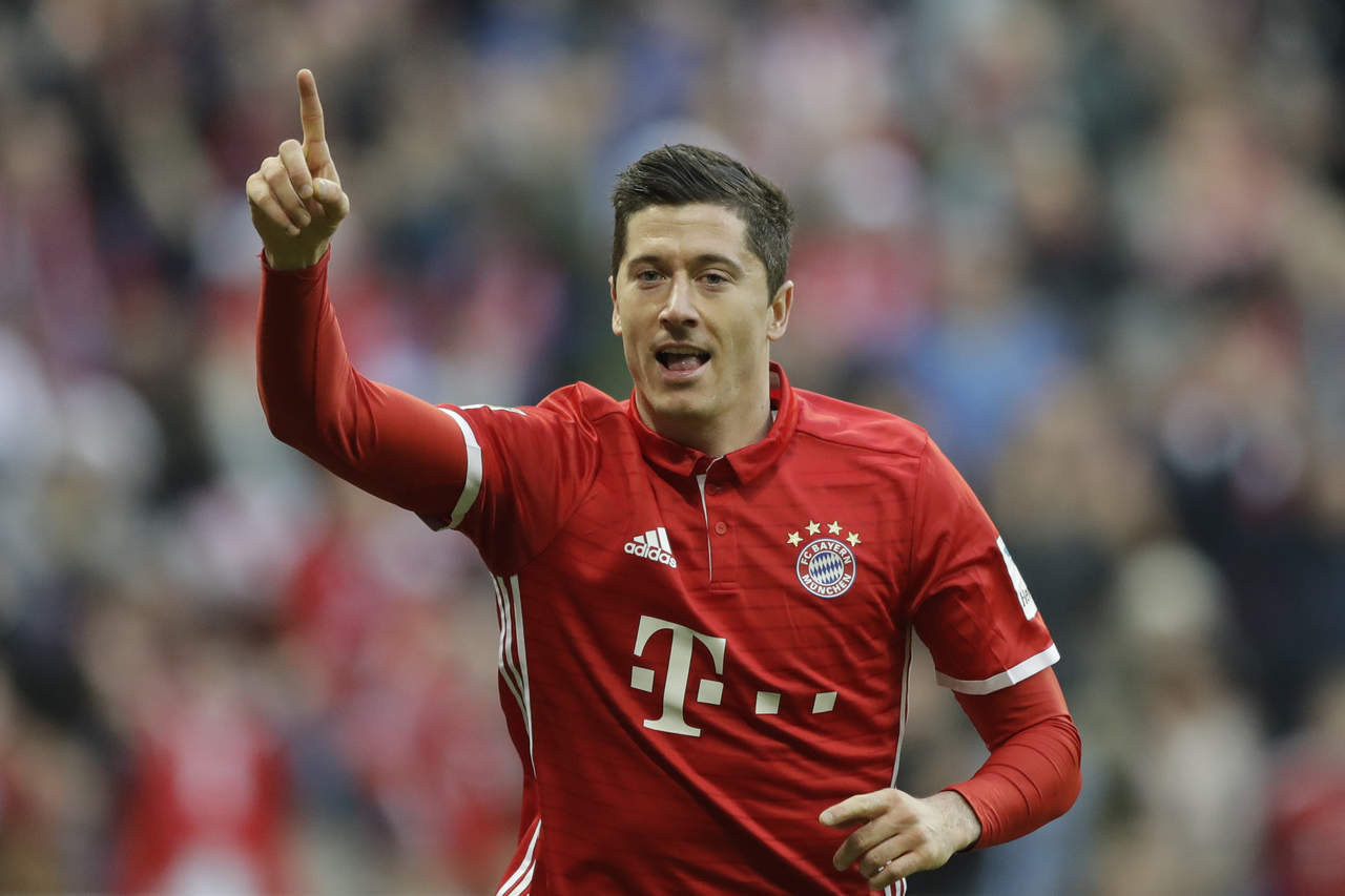 Robert Lewandowski anotó dos de los cinco goles del Bayern Munich. (AP)