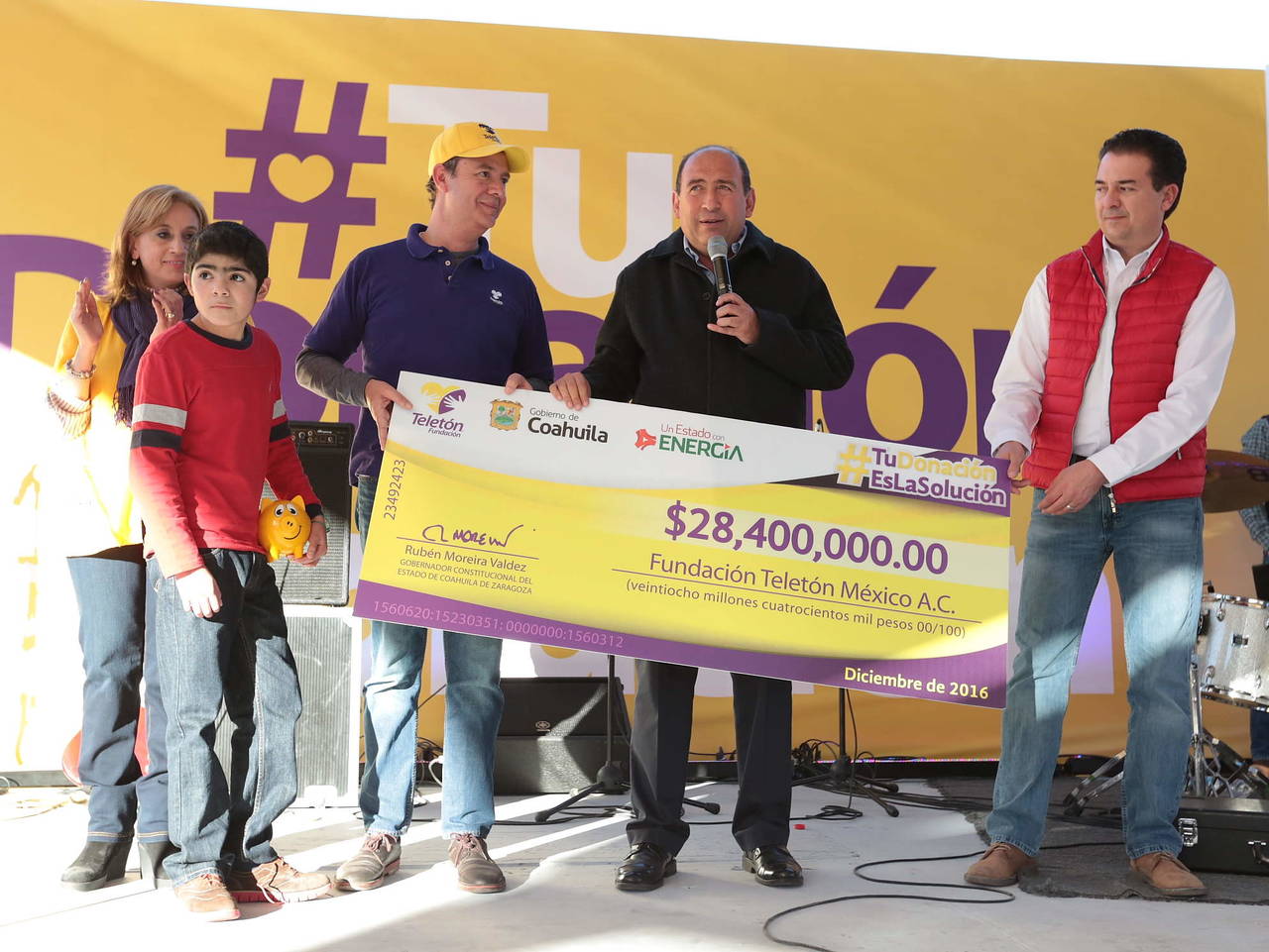 Donativo. Rubén Moreira otorgó un cheque por 28 millones 400 mil pesos para la Fundación Teletón. (CORTESÍA) 