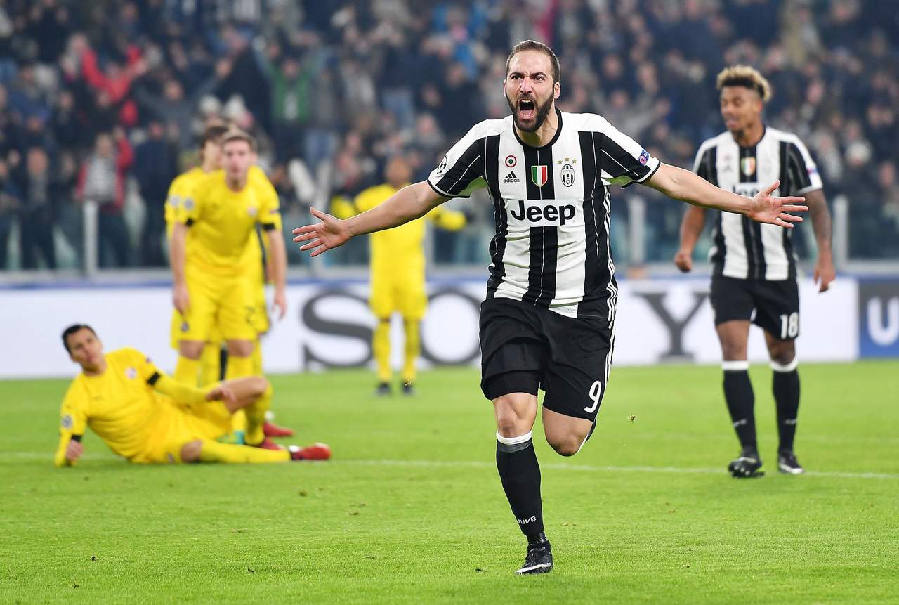 Gonzalo Higuaín anotó dos de los tres goles de la Juventus, que amplió su ventaja a siete puntos sobre la Roma en la cima de la Serie A. (AP)