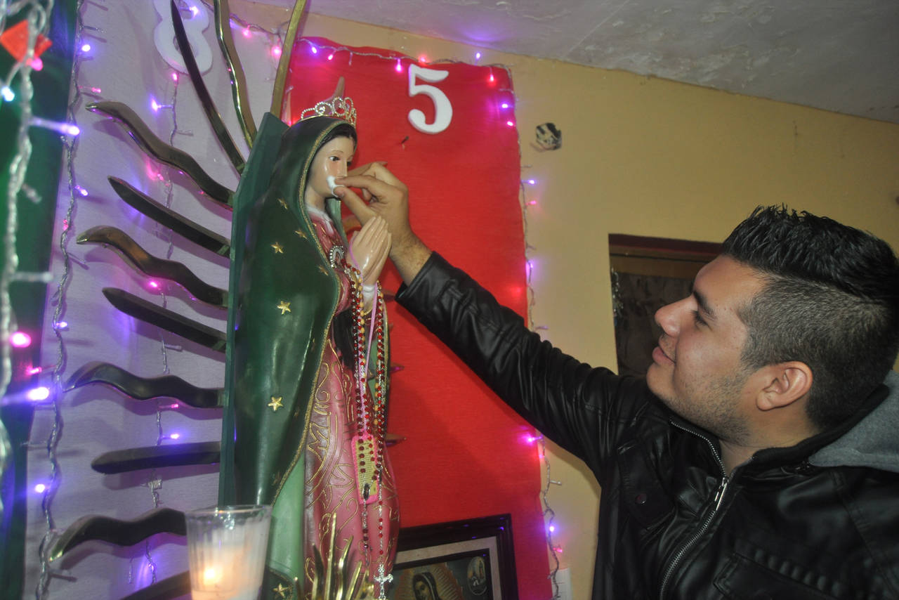 Creyentes. Édgar Contreras adquirió la imagen de la Virgen en el Mercado Juárez de Torreón. (GUADALUPE MIRANDA)