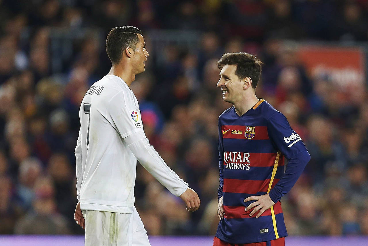 Cristiano (i) y Messi son los favoritos para ganar el Balón de Oro. (Archivo)